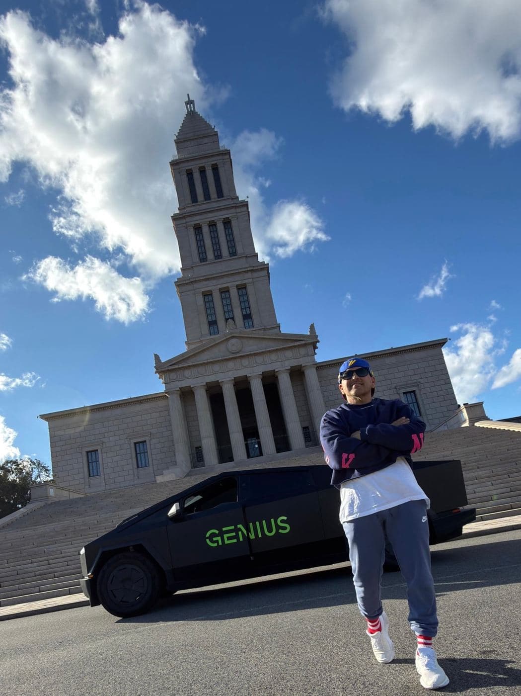 Richard Guerrero, fundador de Genius Hormo, junto a la camioneta de la marca