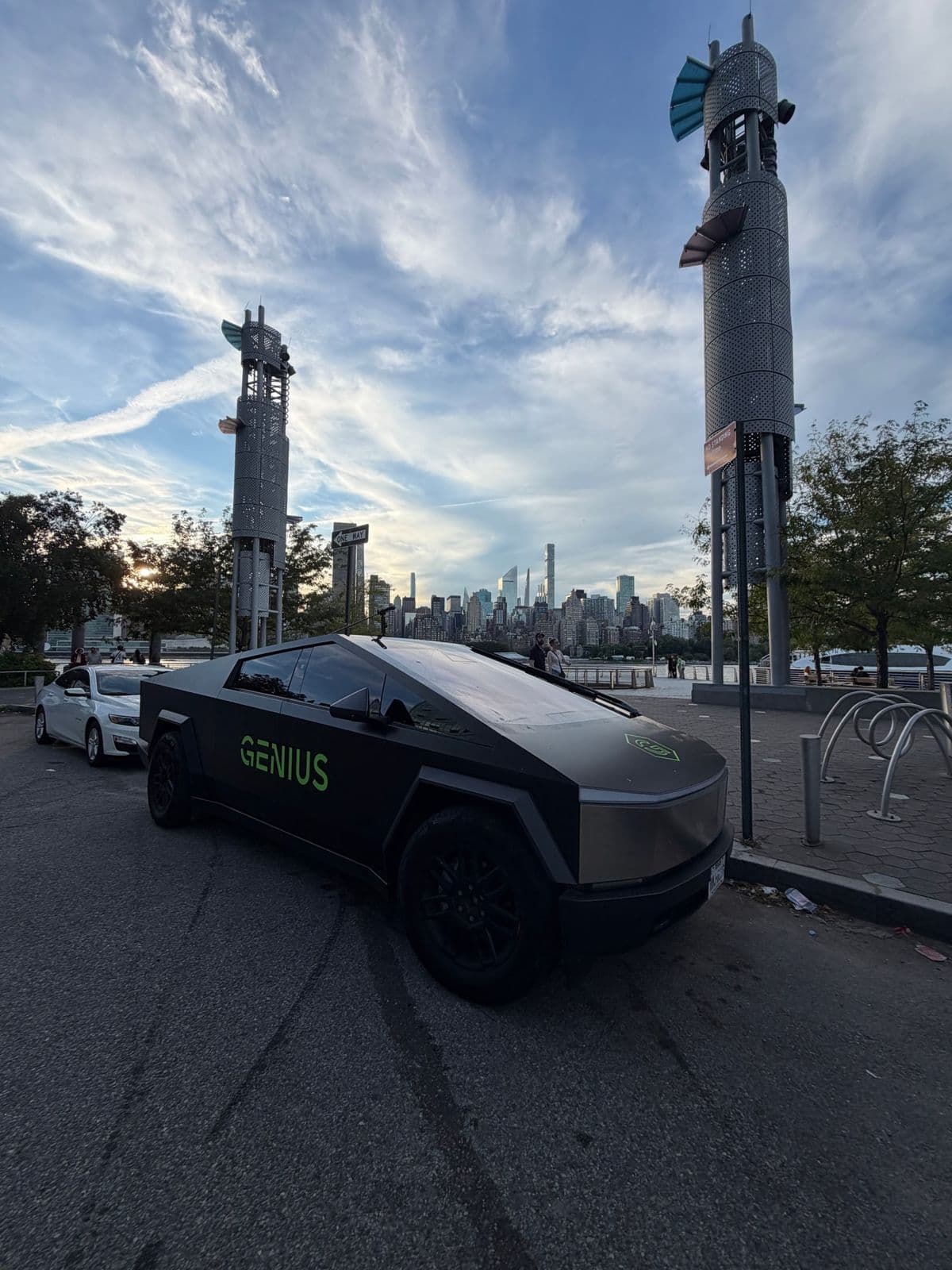 Camioneta con la marca Genius frente al perfil de Nueva York