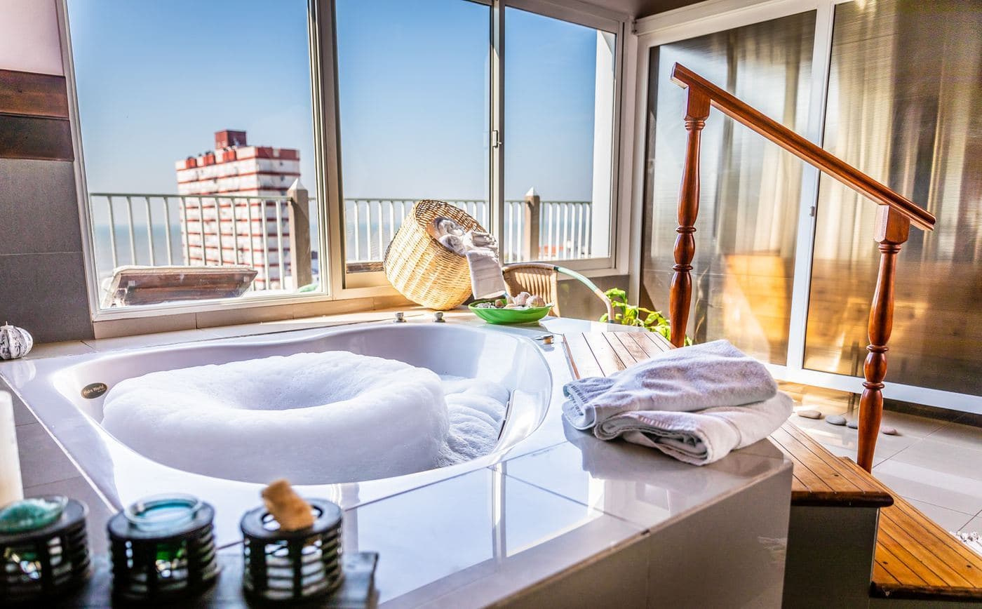 Hidromasaje del Spa del Gran Hotel Verona junto a un ventanal
