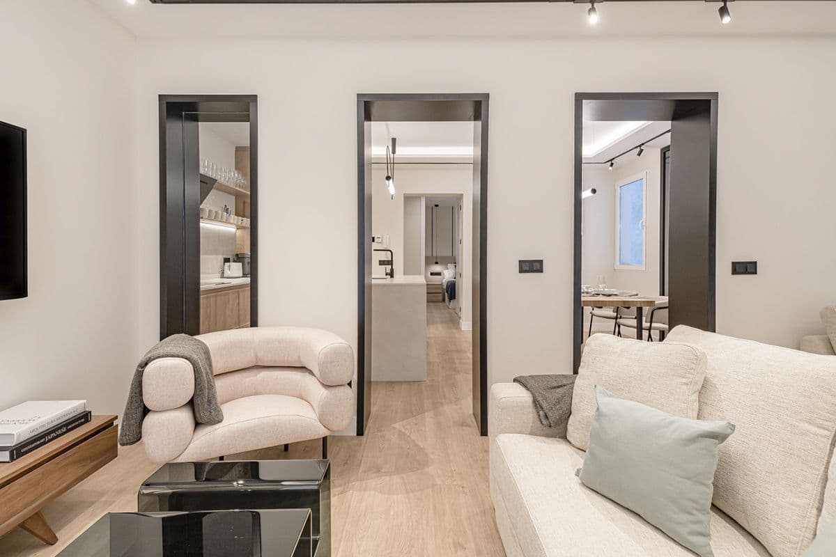 Salón de un piso reformado por Mara Obras en Madrid