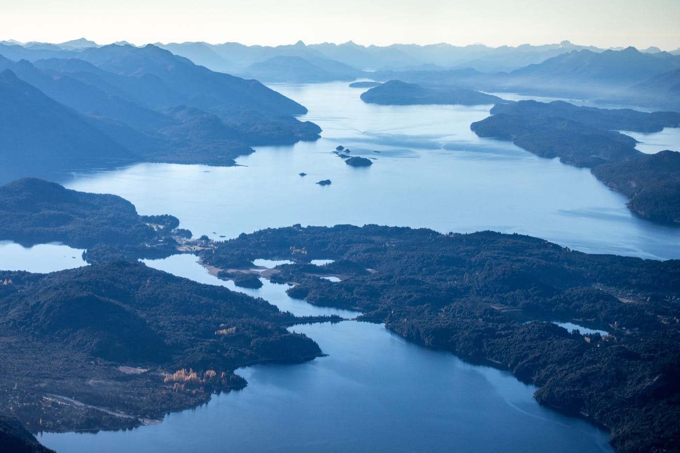 Vista aérea de lagos y bosques de la Patagonia norte, cerca de Bariloche