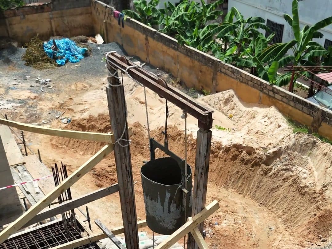 Balde de hormigón colgado de un aparejo en la obra de Platinum Tower