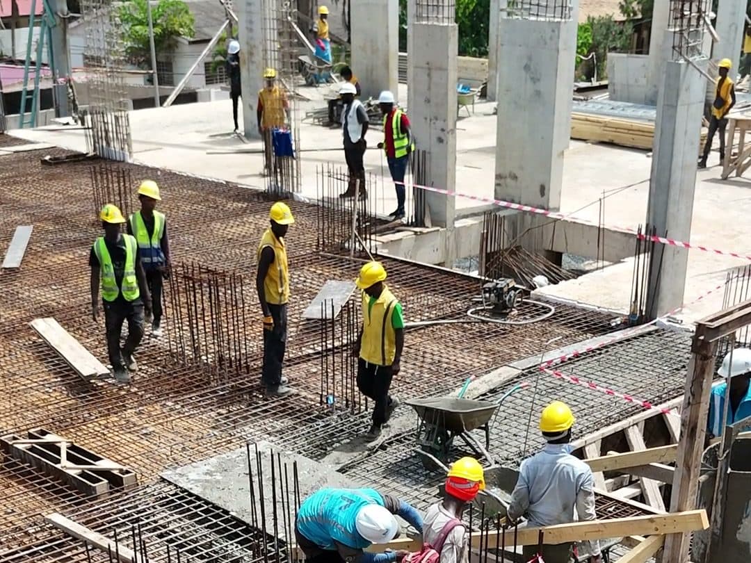 Cuadrilla con cascos sobre la losa en armado de Platinum Tower