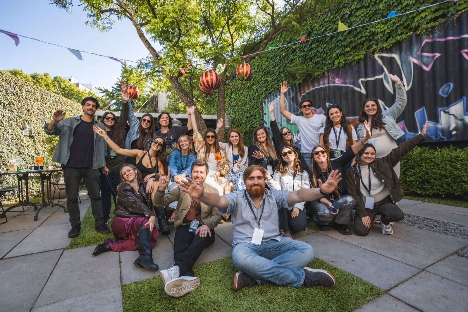 Encuentro del equipo de WorldTeams en una terraza con plantas