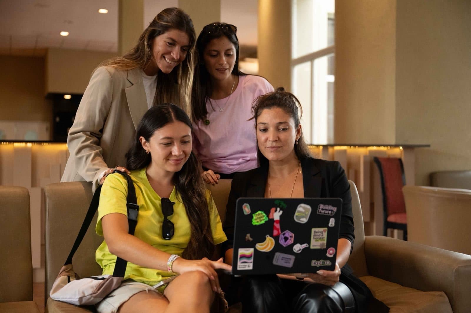 Cuatro personas del equipo de WorldTeams mirando una laptop